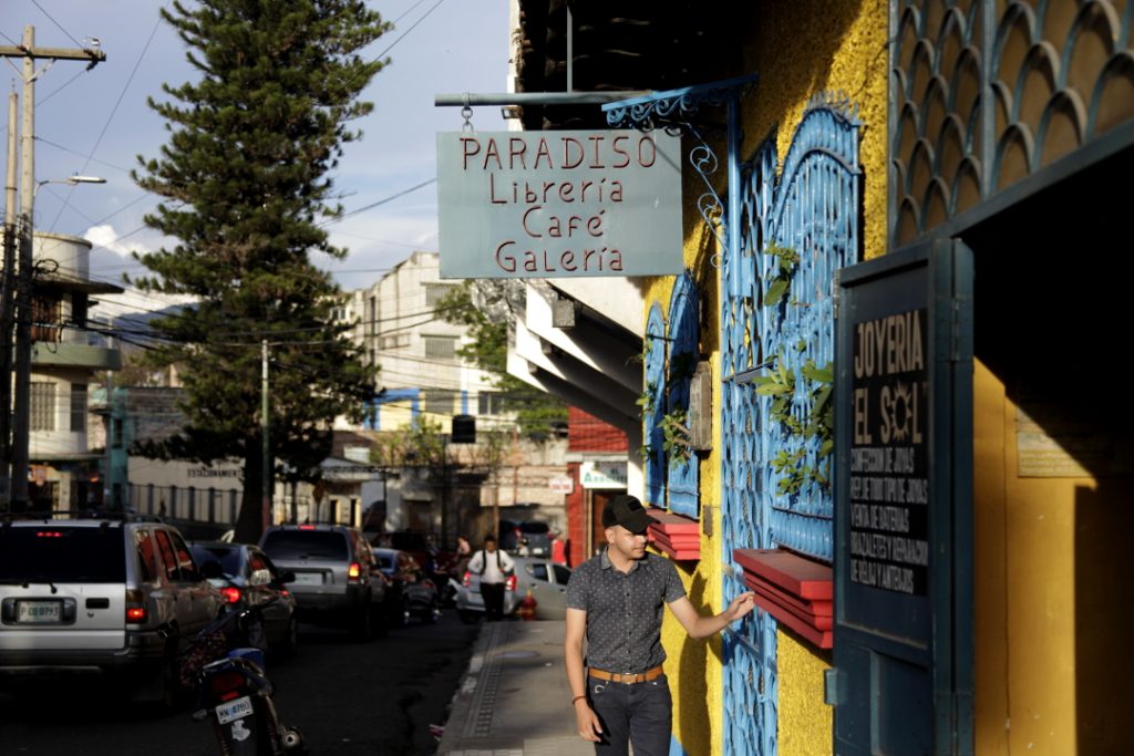 Galeria Café Paradiso, fundado por los escritores Rigoberto Paredes y Anarella Velez