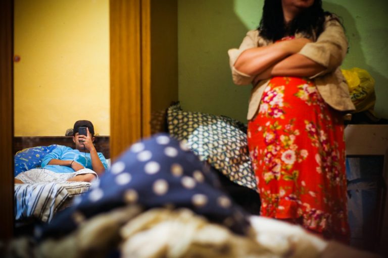 Luna y uno de sus hijos permanece, el 1 de marzo, en un refugio en Tegucigalpa, Honduras