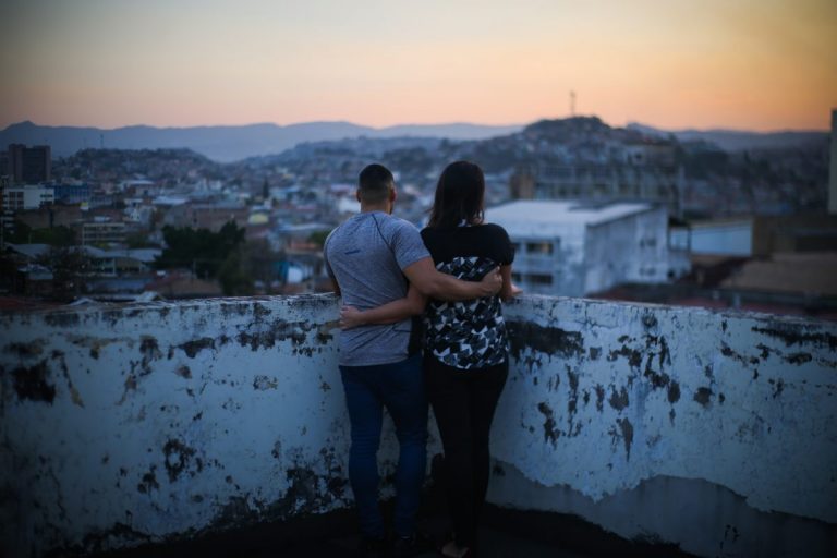 Emily y Bryan son un matrimonio que vive en una de las ciudades más peligrosas del mundo. En pocos lugares, salvo en zonas de guerra, son asesinadas y desplazadas tantas personas como en Tegucigalpa