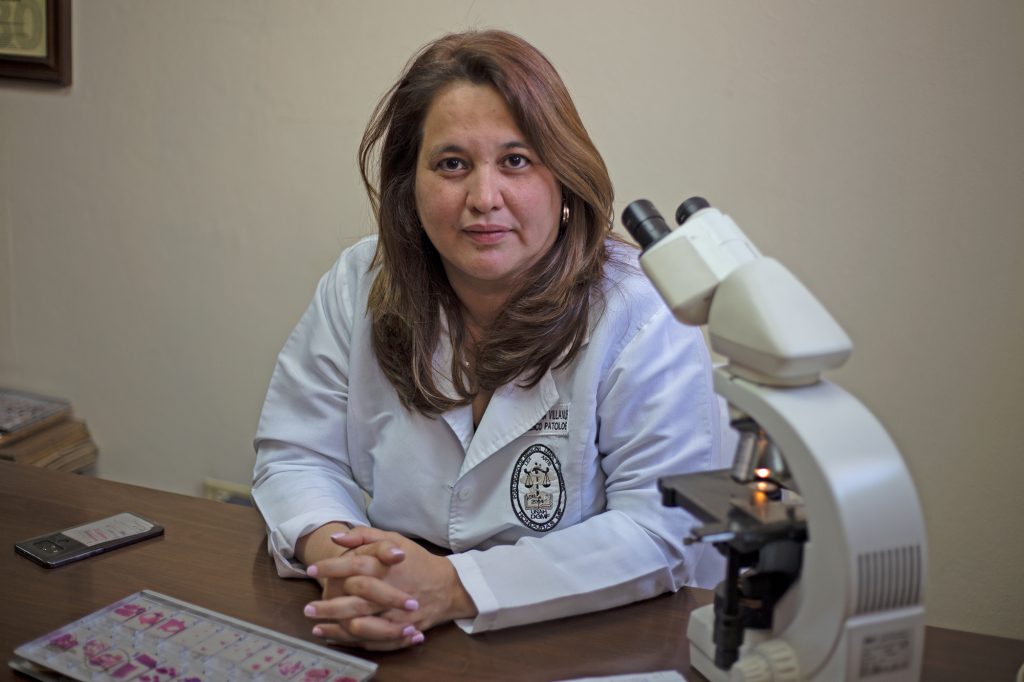  Dra. Julissa Villanueva en su consultorio médico de las Clínicas Viera, antes fue la jefa de Medicina Forense. Mujeres invisibles y acosadas en la Policía Nacional de Honduras