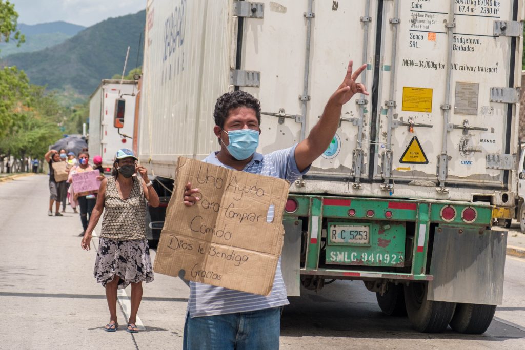 For three months, Selvin Quinilla, 34, has been begging near the tollbooth on the highway exit south to Tegucigalpa. Selvin says that he was fired from his job at a maquila shortly after the pandemic hit. He has a young daughter and lives in the Chamelecón area. Charity is the only source of income he has left, he says. That street is full of mothers and children asking for help just like Selvin, appealing to the sympathy of drivers. They say that there is no work to be had, so they have to beg for food. San Pedro Sula, July 9, 2020. Photo by Deiby Yánes.