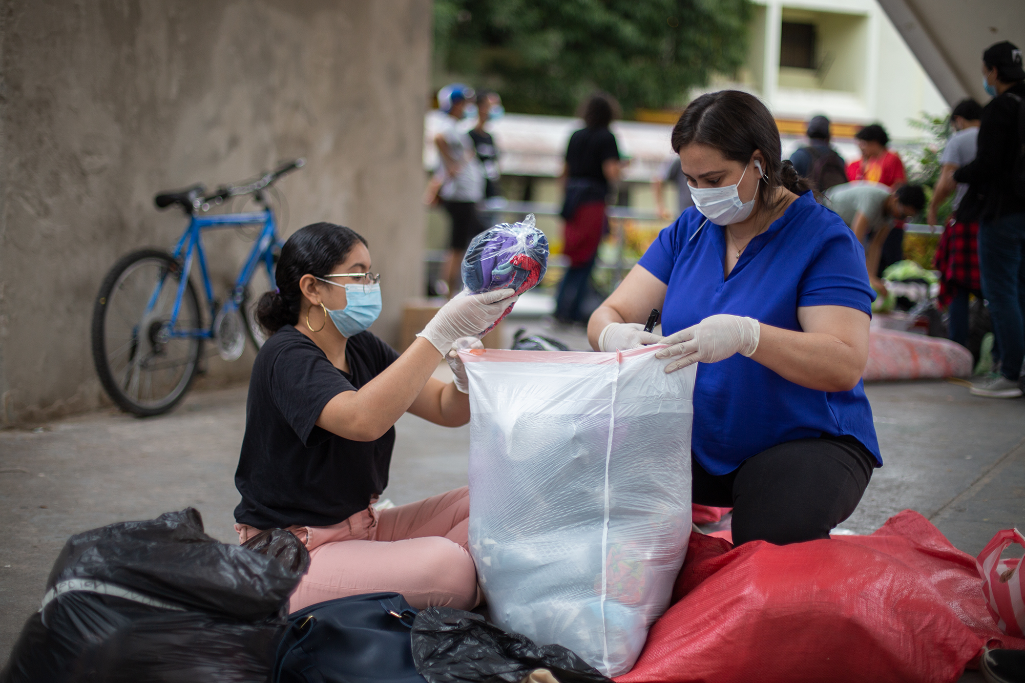 Dos jóvenes seleccionan y ordenan ropa para ser enviada a las zonas afectadas por las inundaciones provocadas por la tormenta tropical Eta. Tegucigalpa, 7 de noviembre de 2020. Foto: Martín Cálix.
