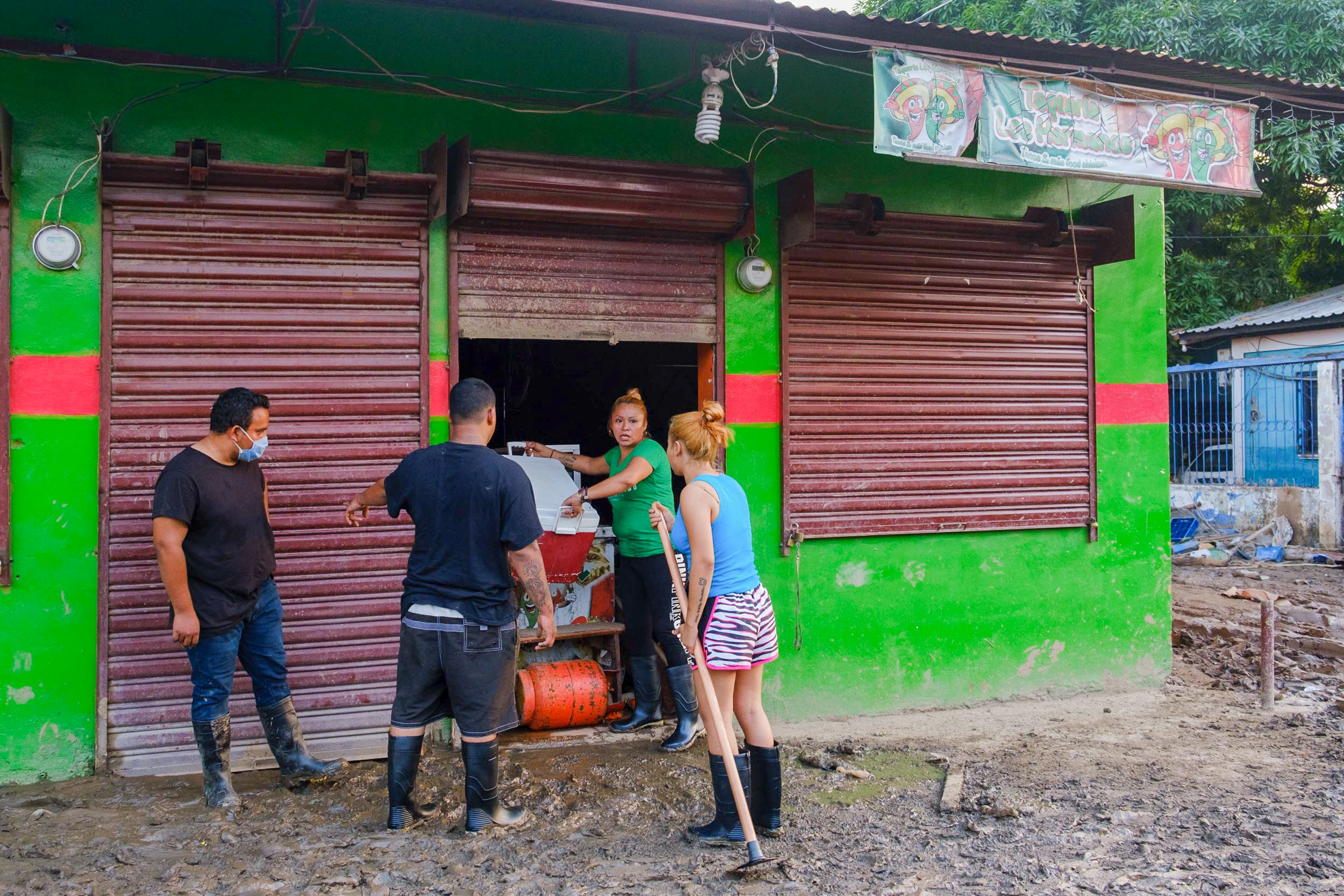 Estas dos jóvenes perdieron lo que tenían en su negocio y perdieron su casa en la zona de La Playita. San Pedro Sula, 10 de noviembre de 2020. Foto: Deiby Yanes.