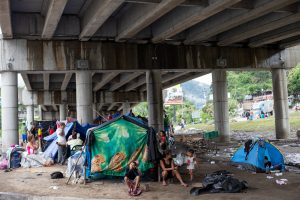 Al menos unas 350 familias se han refugiado bajo el puente de la salida a occidente, luego de las inundaciones provocadas por las tormentas tropicales Eta e Iota que devastaron el sector de Chamelecón. San Pedro Sula, 21 de noviembre de 2020. Foto: Martín Cálix.