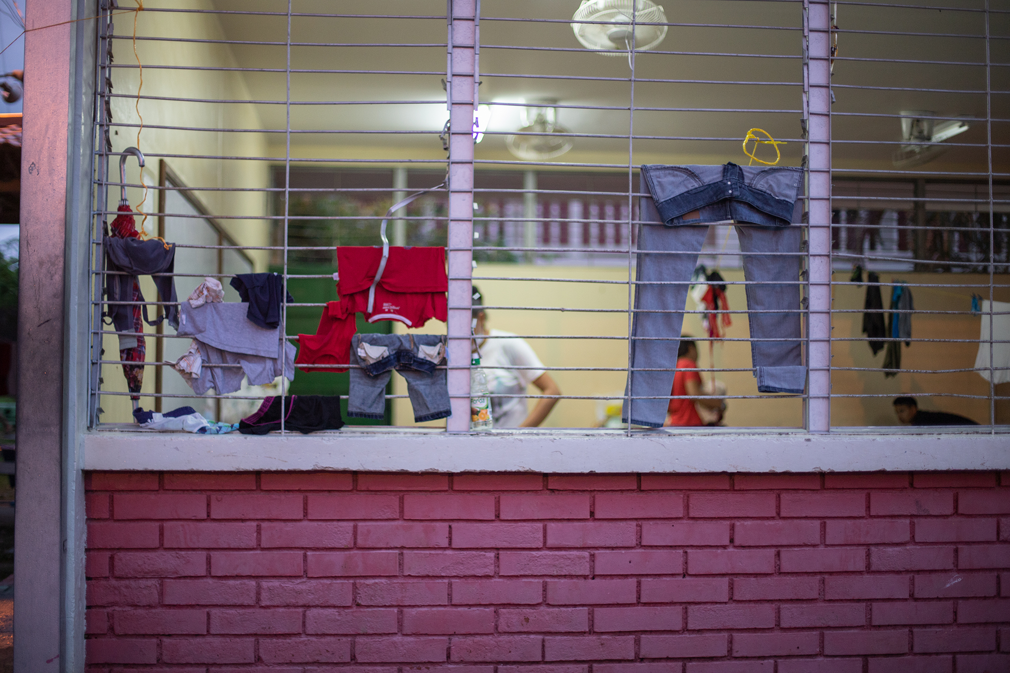 Las personas albergadas en el Instituto Oficial Perla del Ulúa utiliza como tendedero las ventanas en las aulas del centro educativo. El Progreso, Yoro, 16 de noviembre de 2020. Foto: Martín Cálix.