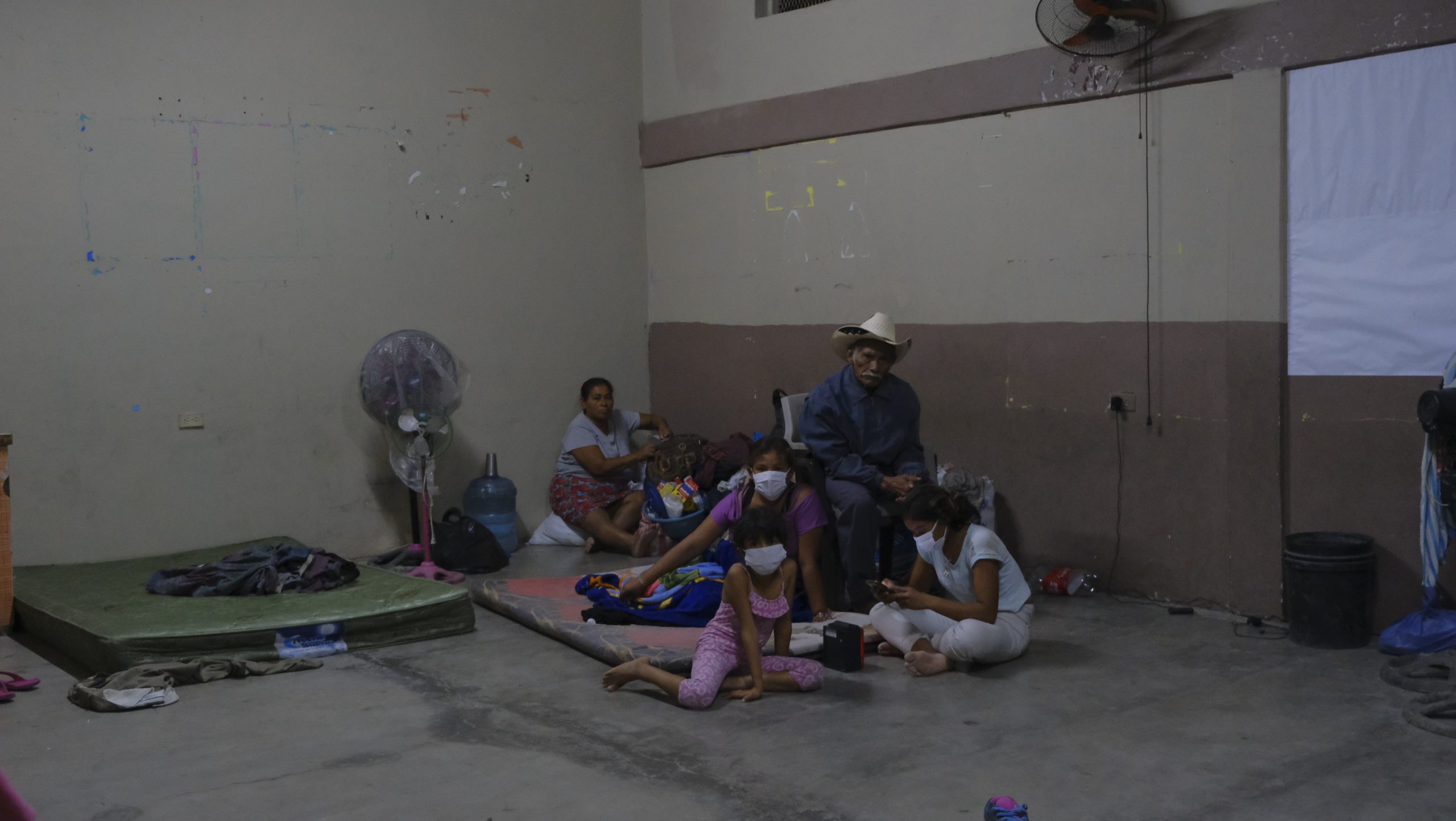 Las familias albergadas en la escuela John Cook, aún no han recibido ni colchonetas ni víveres. Villanueva, Cortés, 3 de Noviembre de 2020, Foto Deiby Yanes.