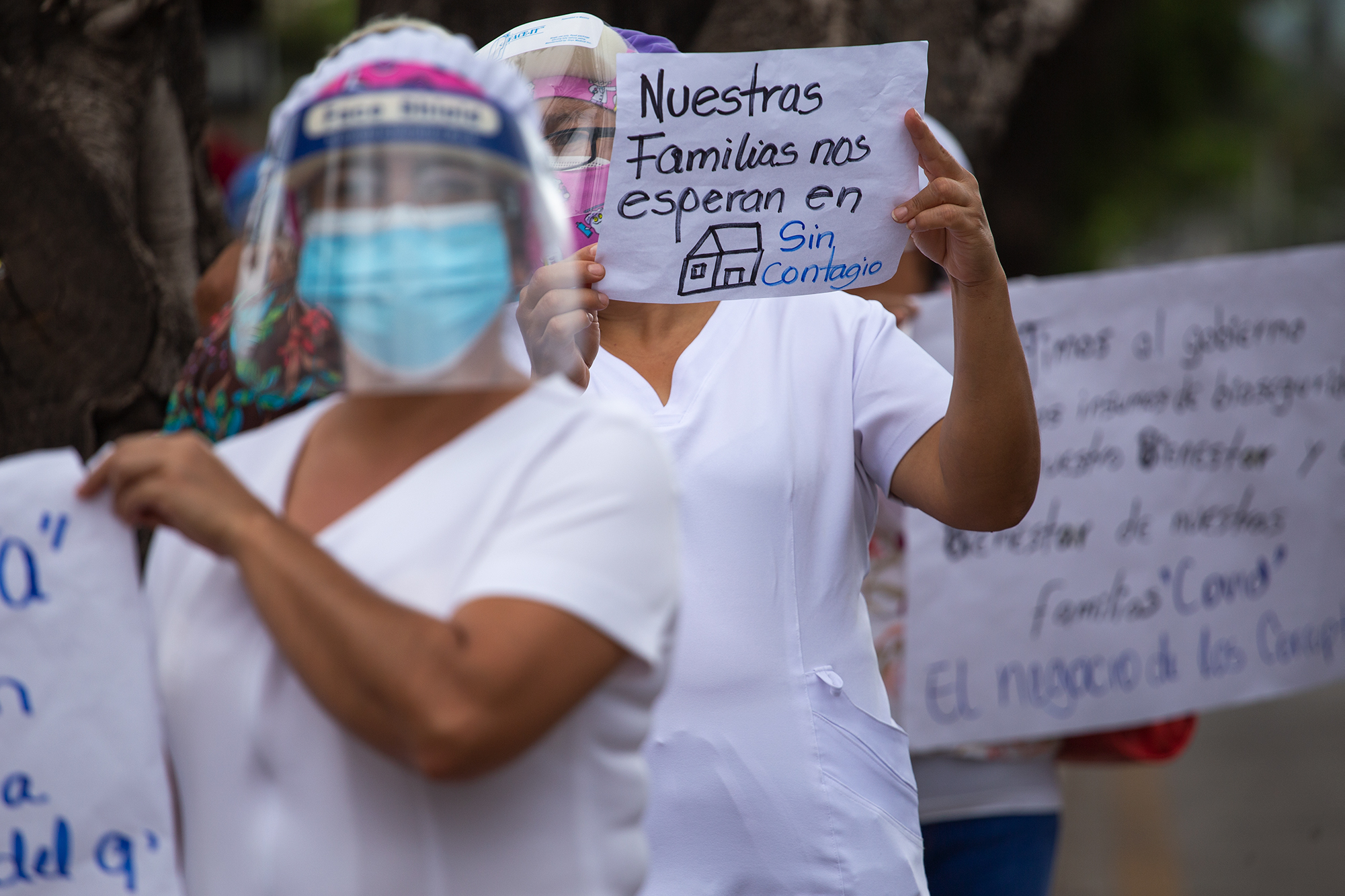Personal de enfermería del Hospital San Felipe, en la ciudad de Tegucigalpa, realizaron distintas protestas a lo largo del año. Durante la atención médica de la pandemia por COVID-19 el personal médico se ha expuesto al contagio de coronavirus debido a la endeble situación del sistema médico hondureño: salarios bajos, sistema de transporte deficiente para las enfermeras del hospital, y la ausencia total de condiciones dignas en su labor. Miembros del Sindicato de Trabajadores de la Medicina y Similares (Sitramedys) denunciaban que al personal de enfermería del Hospital San Felipe no se les ha garantizado la protección debida para atender la emergencia sanitaria. El caso más extremo es que hasta el mes de junio la administración del hospital pudo garantizar para sus empleados de sala las mascarillas KN95, hasta entonces trabajaron únicamente con mascarillas quirúrgicas. Tegucigalpa, 17 de junio de 2020. Foto: Martín Cálix.