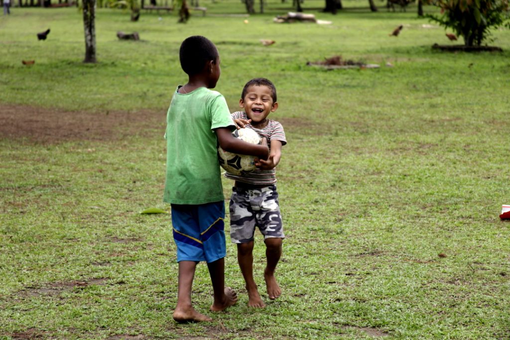 Niños juegan con un balón de fútbol en la comunidad de Mavita en la Moskitia hondureña.