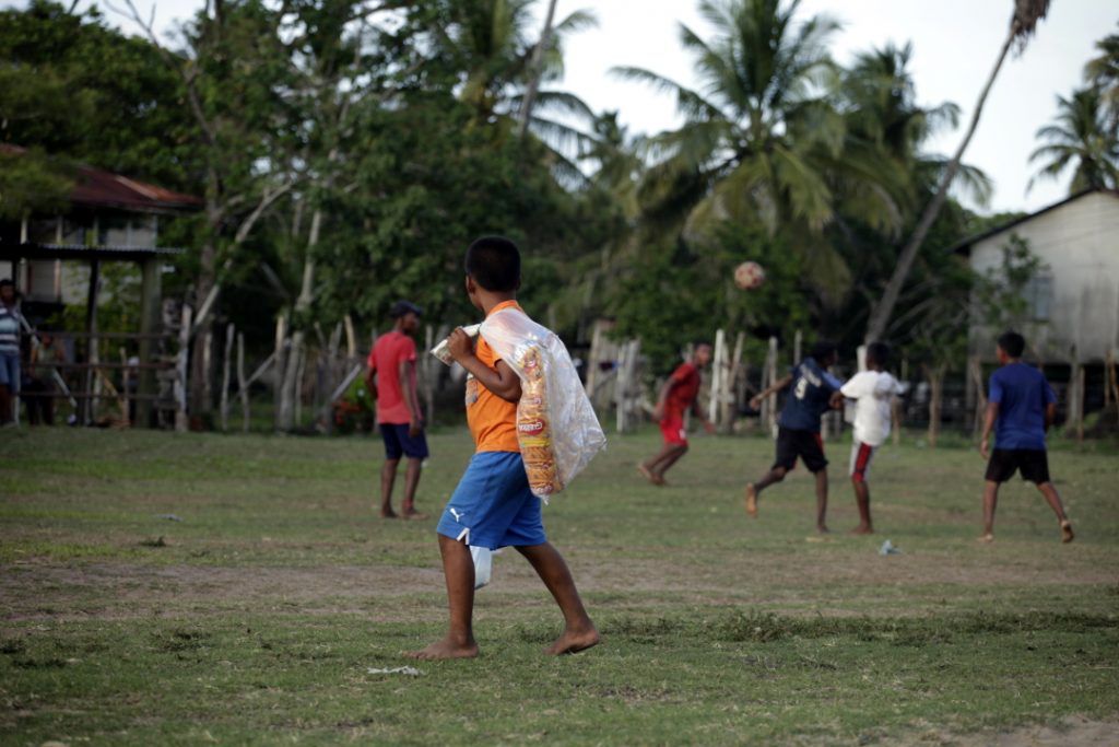 Un niño observa un partido de fútbol en la comunidad de Cauquira en la Moskitia hondureña.