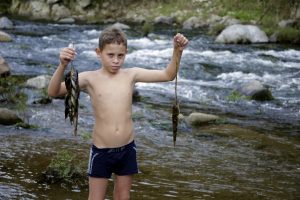 Un niño pescando en el río San Pedro