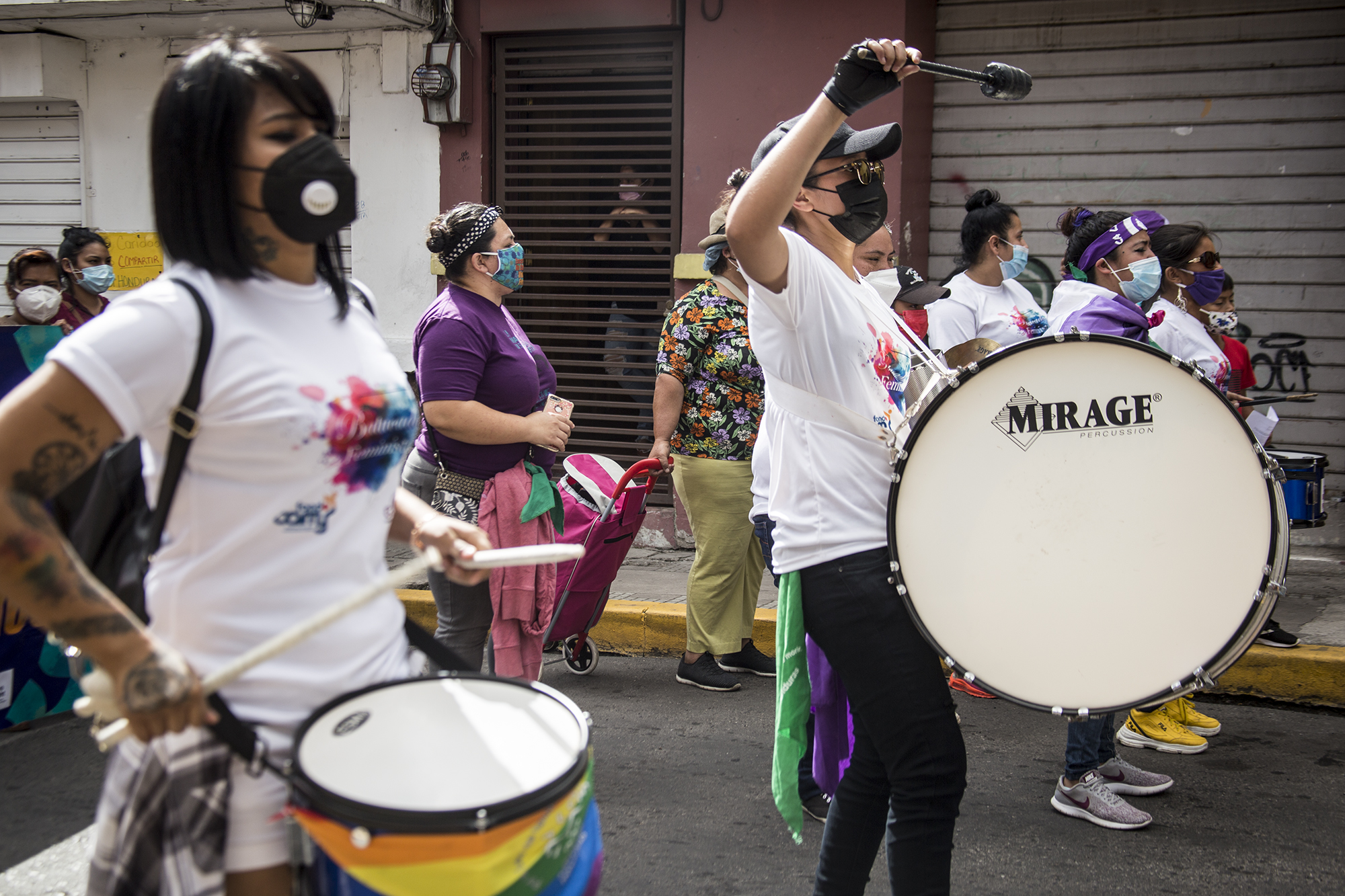 Jóvenes feministas cantan consignas en el camino hacia el Congreso Nacional para protestar sobre el recorte de derechos. Tegucigalpa,  25 de enero de 2021. Foto: Ezequiel Sánchez / Contracorriente.