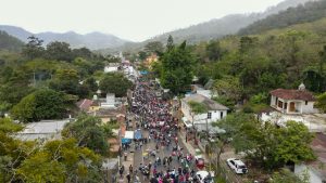 Vista aérea de parte del grupo de migrantes hondureños ingresando al territorio guatemalteco