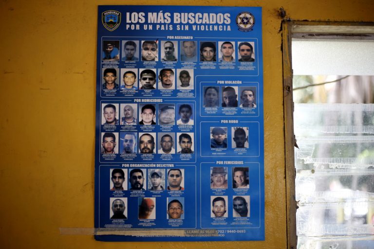 Afiche de prófugos es mostrado en una pared de la estación policial de El Progreso