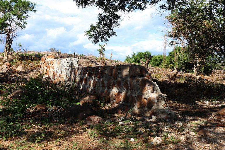 El muro que fue colocado por el terrateniente para separar a la comunidad del parqueo