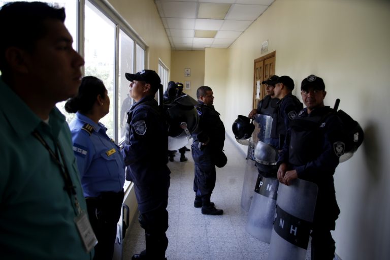Miembros de las Fuerzas Especiales Cobras de la Policía Nacional de Honduras lucen agotados