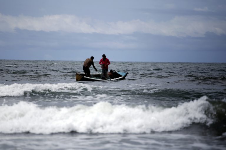 Pescadores revisan tramo en el mar a pesar que hay una prohibición de pescar en esta época del año