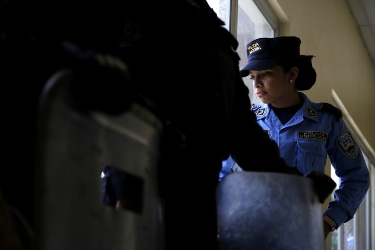 Una oficial de la Policía Nacional de Honduras durante la larga espera que significó la primera audiencia por el Caso Pandora