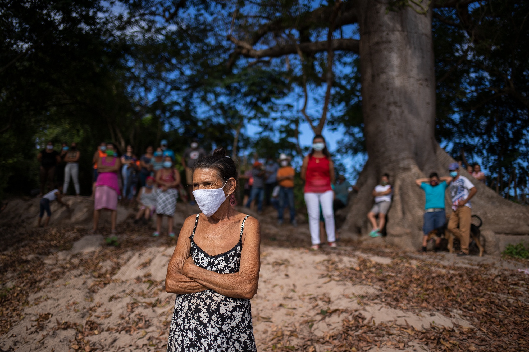 Doña Bernarda Paz Muñoz y sus vecinos de la comunidad de La Isla Colina, quedaron incomunicados durante el paso de las tormentas tropicales Eta e Iota, y durante varios días no tuvieron alimentos ni agua para beber. Lentamente esta comunidad se reconstruye desde los esfuerzos de sus propios habitantes. Santa Bárbara, 25 de enero de 2021. Foto: Martín Cálix.