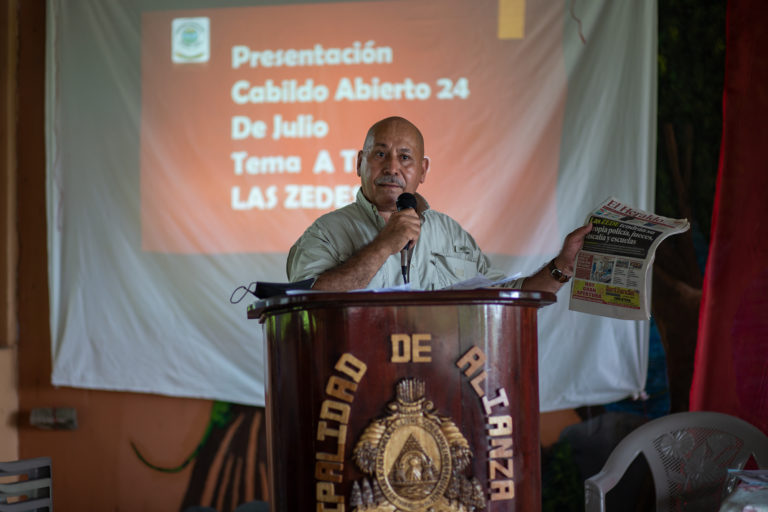 Economist Edwin Sandoval speaks during the Alianza town hall meeting on the ZEDEs. Alianza, July 24, 2021. Photo by Martin Calix.
