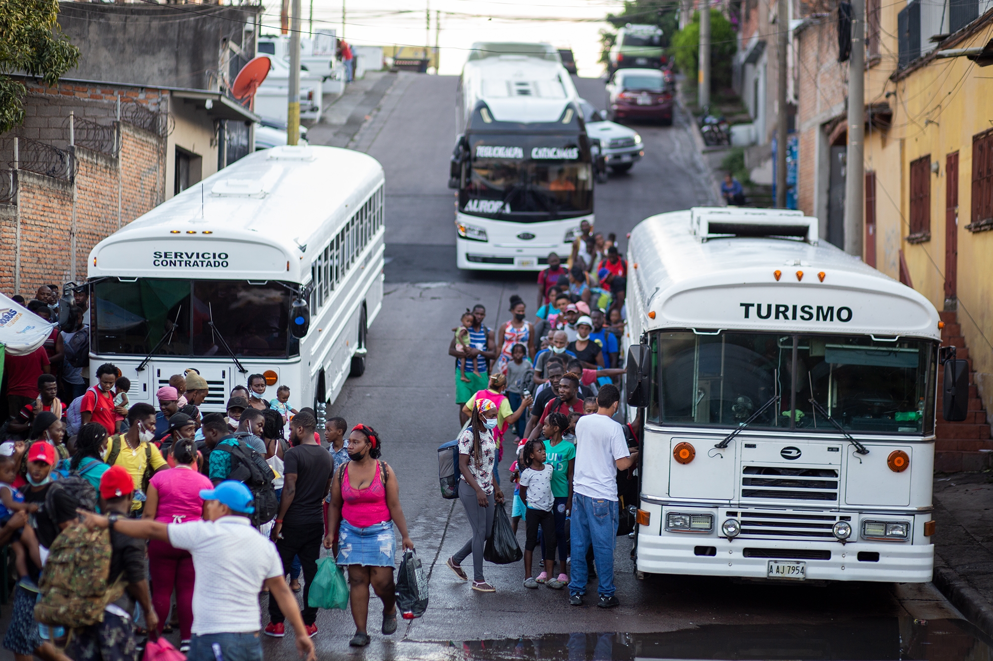 Migrantes haitianos suben a unidades de transporte que les llevará a la frontera de Agua Caliente. Comayagüela, 28 de octubre de 2021. Foto: Martín Cálix.