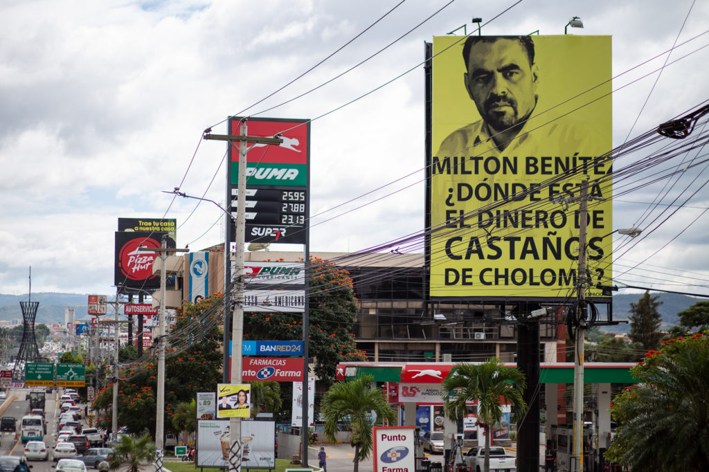 Una valla colocada sobre el bulevar Centroamérica de Tegucigalpa con el rostro del periodista y ex candidato a la presidencia Milton Benítez. Tegucigalpa, 16 de noviembre de 2021.