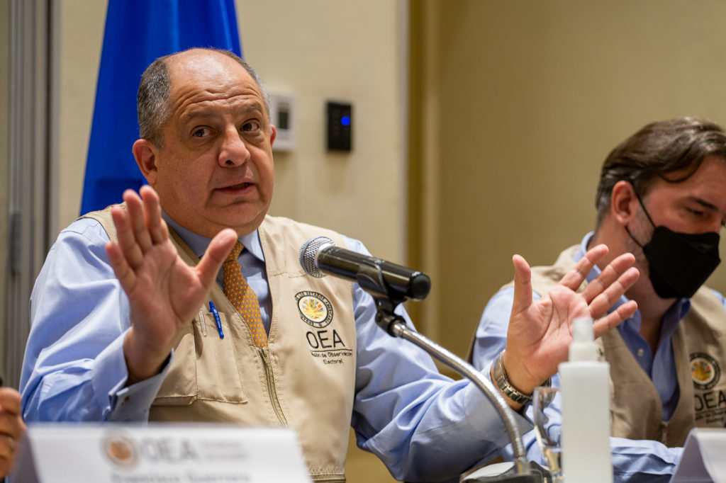 El ex presidente de Costa Rica, Luis Guillermo Solís, jefe de la misión de observación electoral de la Organización de Estados Americanos, durante la conferencia de prensa realizada en un hotel de la capital hondureña.
