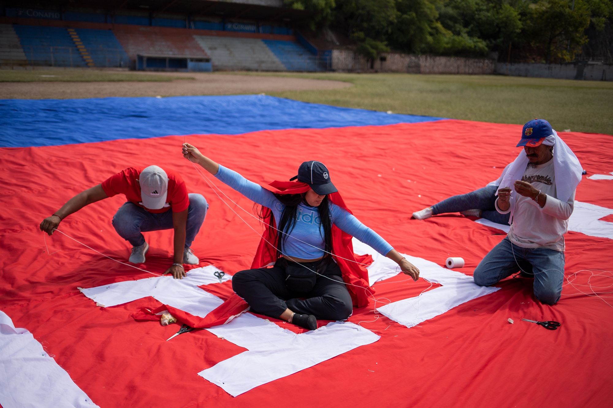 Durante varios días, integrantes de la barra Ultra Fiel trabajaron en la construcción de una manta para denunciar la violencia contra las mujeres en el país. Tegucigalpa, 25 de noviembre de 2021. Foto: Martín Cálix.