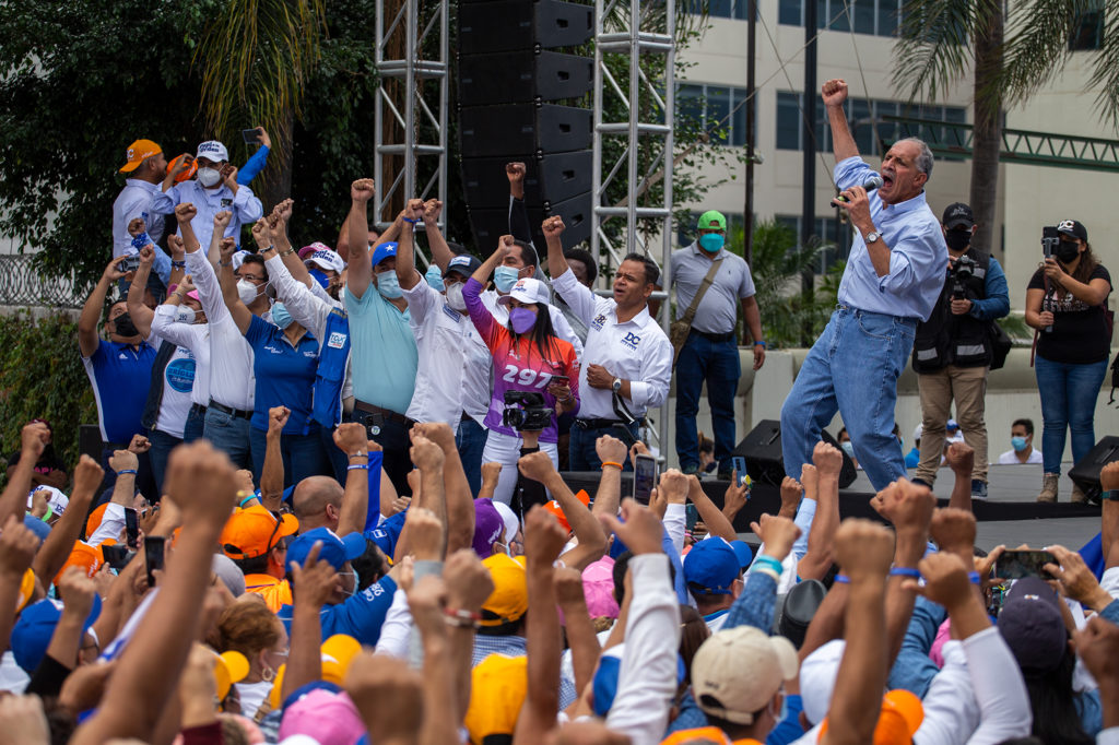 Cierre de campaña | El excandidato presidencial del Partido Nacional, Nasry Asfura, durante su discurso de cierre luego de que una marcha anti aborto convocada por su partido concluyera en un mitin político frente a la antigua Casa Presidencial. Tegucigalpa