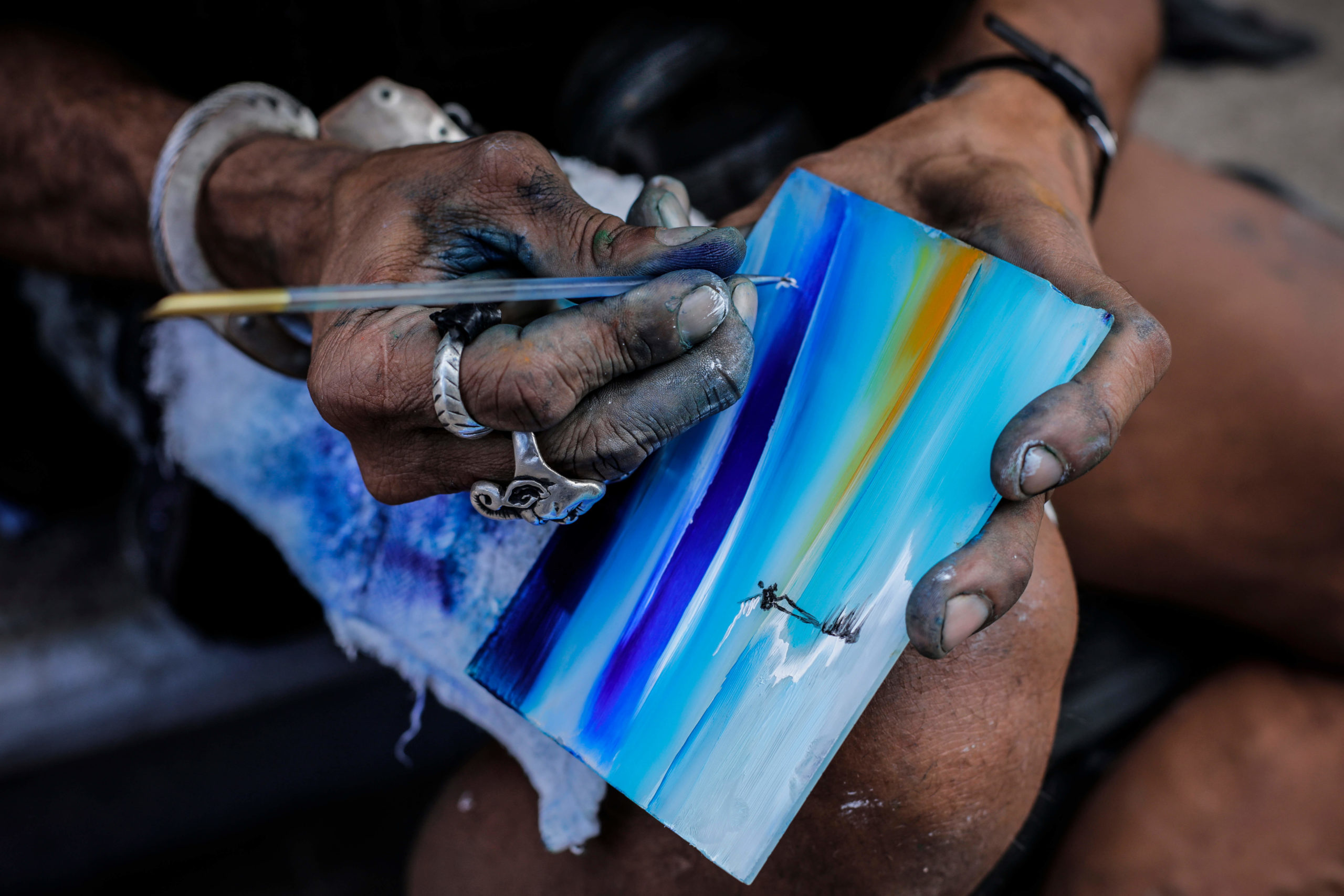 Sus manos gastadas muestran los años que lleva realizando su labor artística y social. Dice que no gasta agua para lavarlas. Foto CC/Jorge Cabrera