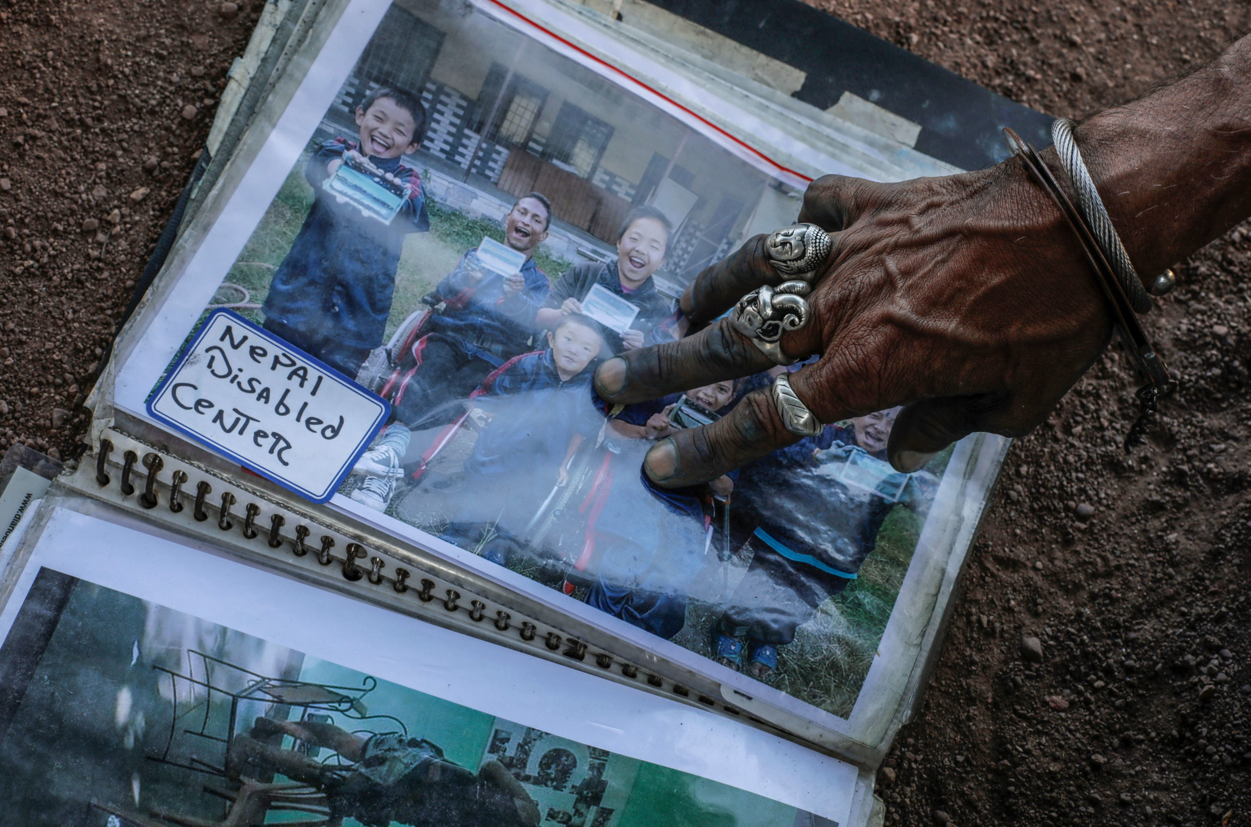 Tote carga en su muñeca un grillete que para él es un símbolo de la persecución del Estado contra los artistas callejeros. Foto CC/Jorge Cabrera
