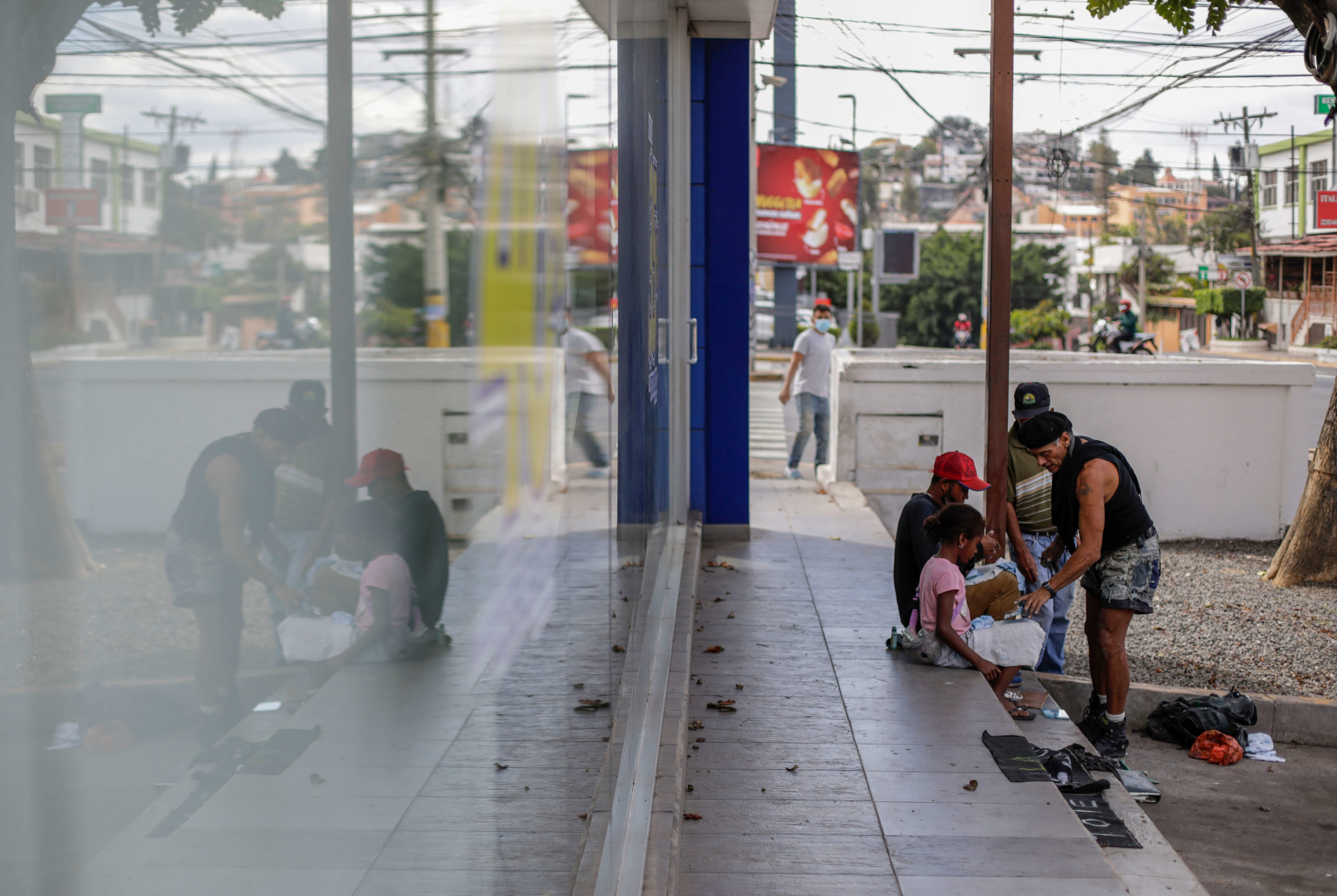 «Debe ser malo ser niño y no tener la oportunidad de aprender», menciona Tote, mientras se toma el tiempo de enseñar a los niños en la calle. Foto CC/Jorge Cabrera