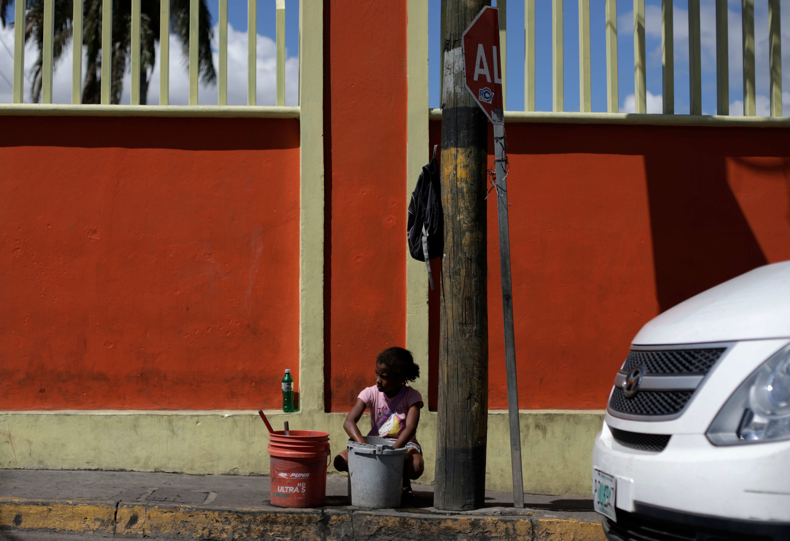 María Anastasia de 9 años trabaja en un semáforo de Tegucigalpa después de haber pintado en vidrio siguiendo el proceso de Tote. Foto CC/Jorge Cabrera