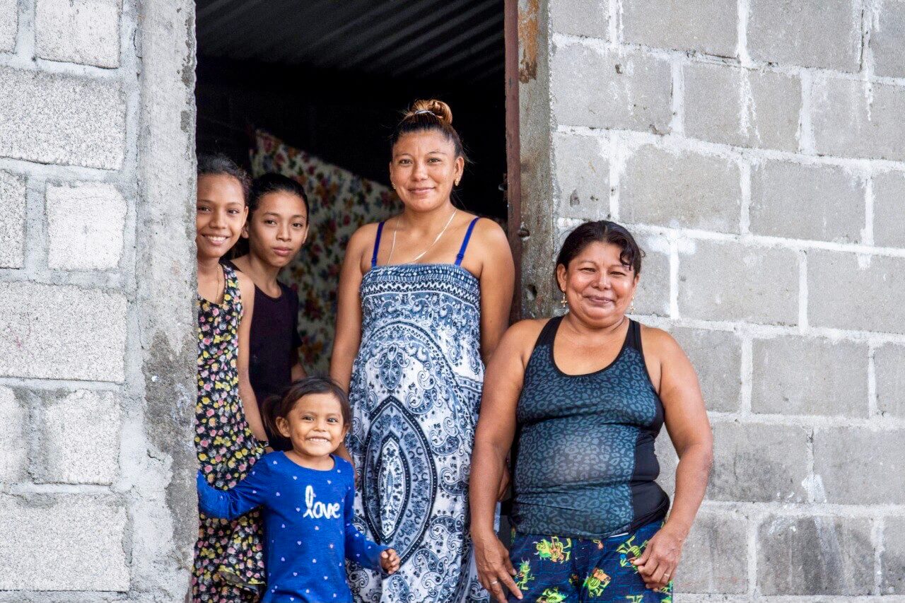Suani Arriola ha intentado migrar hacia Estados Unidos en dos ocasiones, la última vez fue en septiembre de 2021. La acompañan su madre María y sus 3 hermanas menores en la puerta de su casa. Monjarás, Choluteca, 12 de diciembre de 2021.