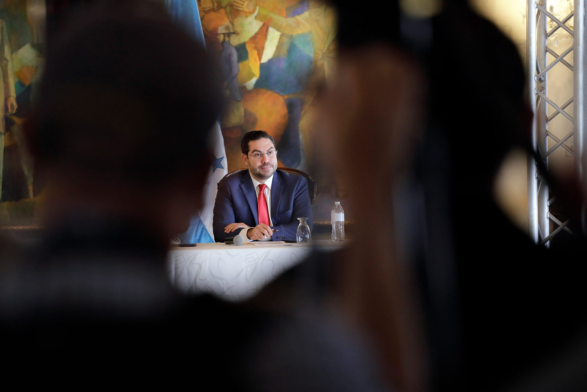 El diputado Jorge Calix se observa después de una reunión privada en Casa de Gobierno, Tegucigalpa, Honduras.