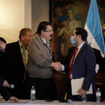 El diputado Jorge Calix estrecha la mano del ex-presidente Manuel Zelaya , después de una reunión privada en casa de Gobierno, Tegucigalpa, Honduras.