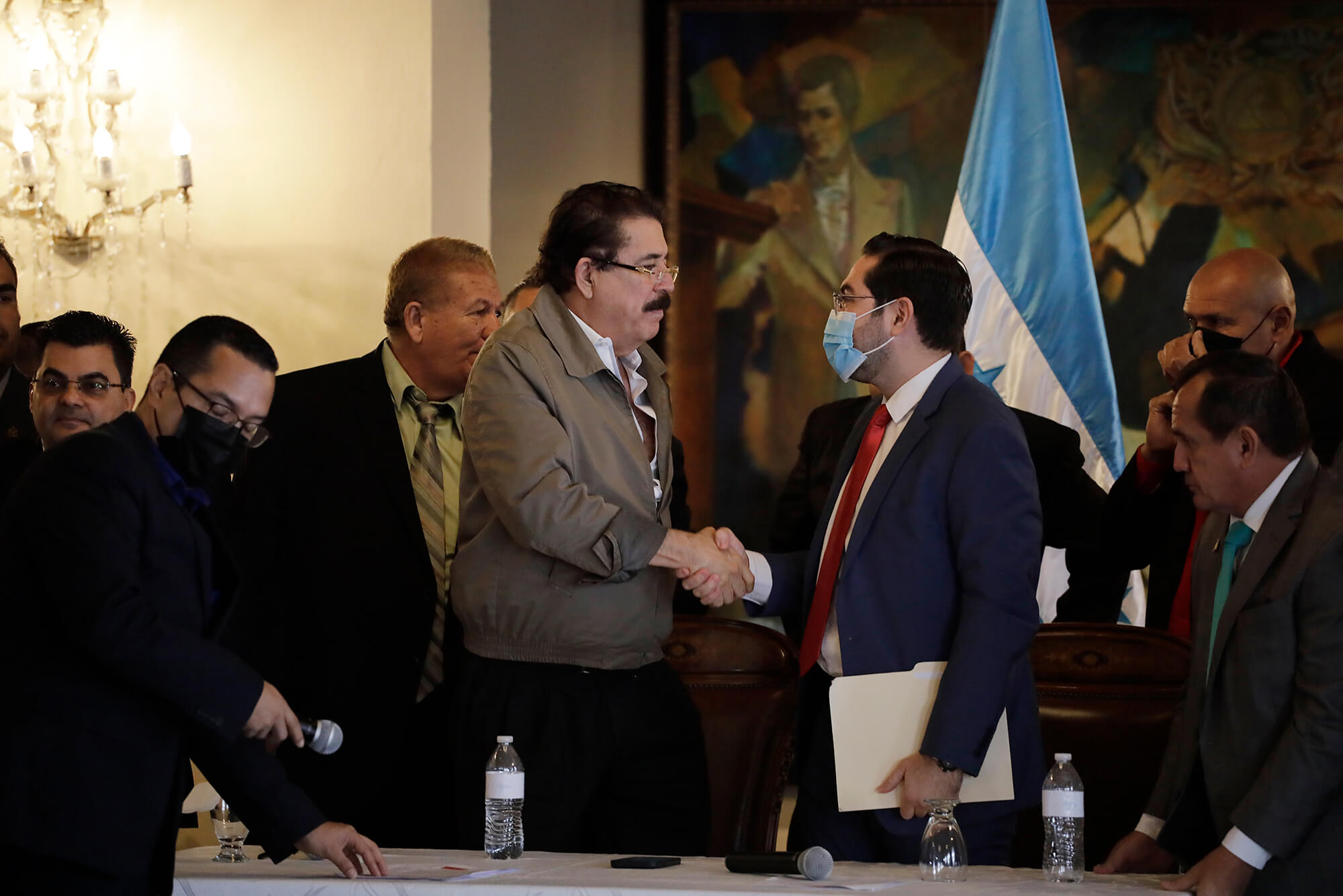El diputado Jorge Calix estrecha la mano del ex-presidente Manuel Zelaya , después de una reunión privada en casa de Gobierno, Tegucigalpa, Honduras.
