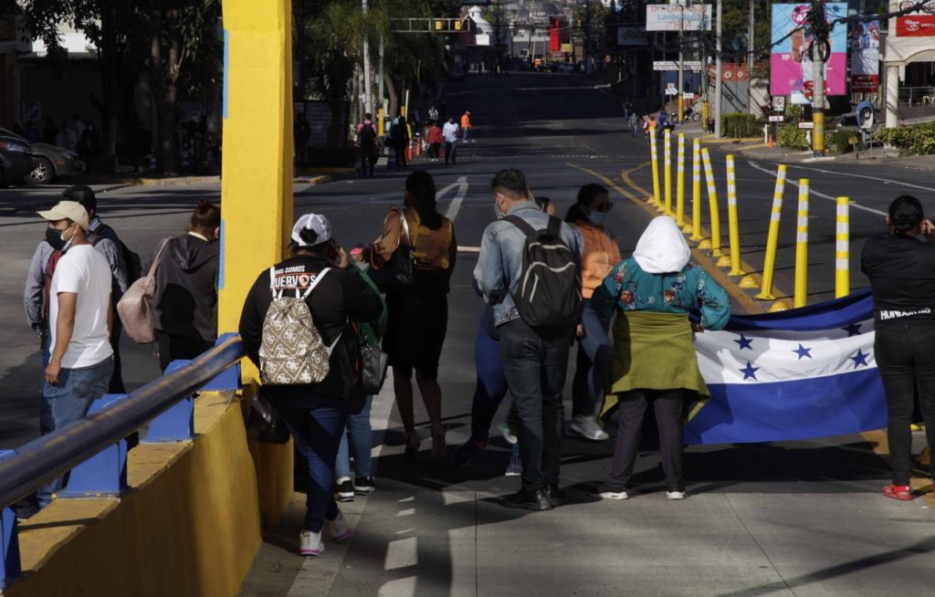 decreto 100 de 2021 Maestros Interinos bloquean la calle frente a casa de Gobierno en Tegucigalpa, Honduras. Foto CC/. Fernando Destephen