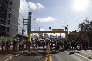 decreto 100 de 2021 Maestros Interinos bloquean la calle frente a casa de Gobierno en Tegucigalpa, Honduras. Foto CC/. Fernando Destephen | INPREMA | noticias | 2022