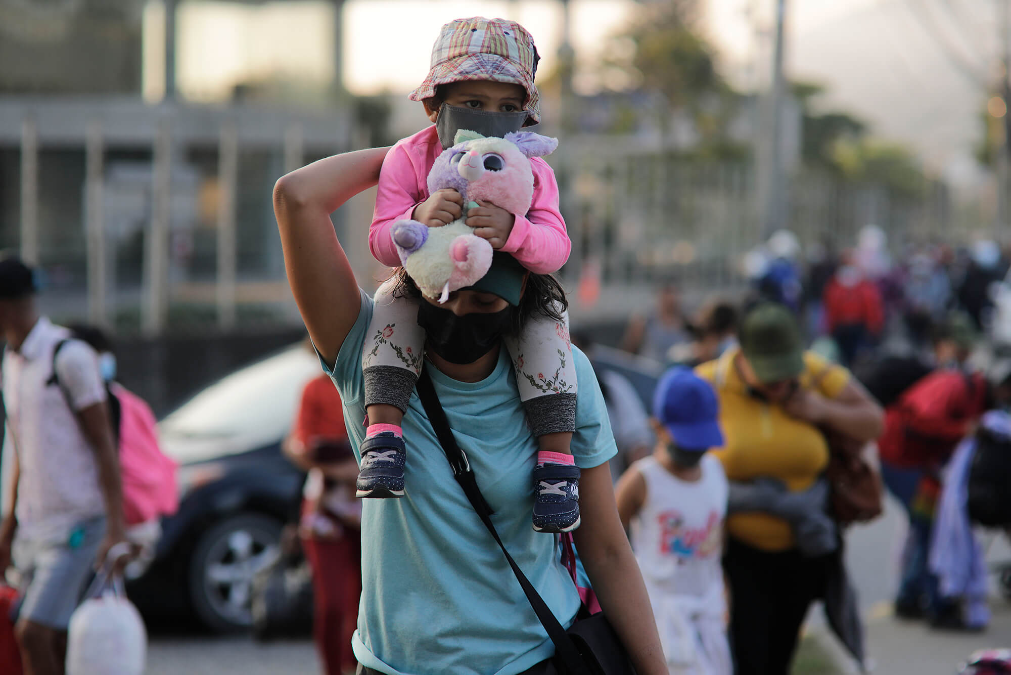 A migrant and her child travel to the Honduran border with a caravan of fellow migrants in January 2022.