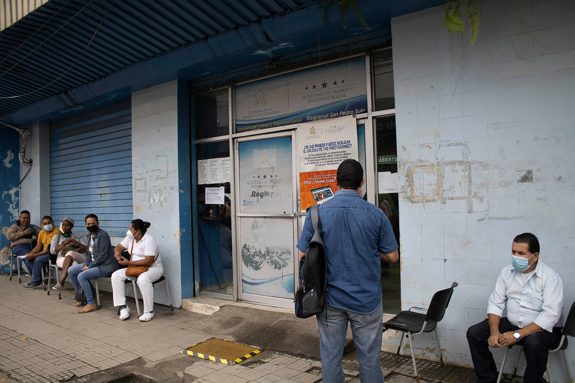 explotación laboral en honduras 2022 Un grupo de personas esperan en las afueras de las instalaciones del Ministerio del Trabajo, San Pedro Sula 2022