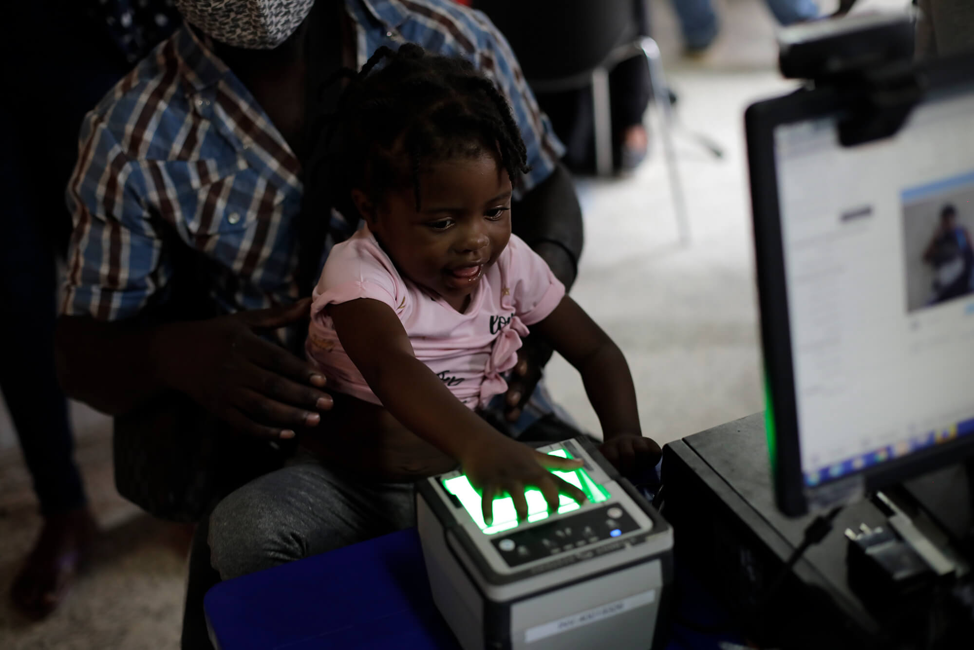 Los niños también son registrados en el centro de Migración. Danlí, Honduras  28 abril 2022 Foto CC/ Jorge Cabrera