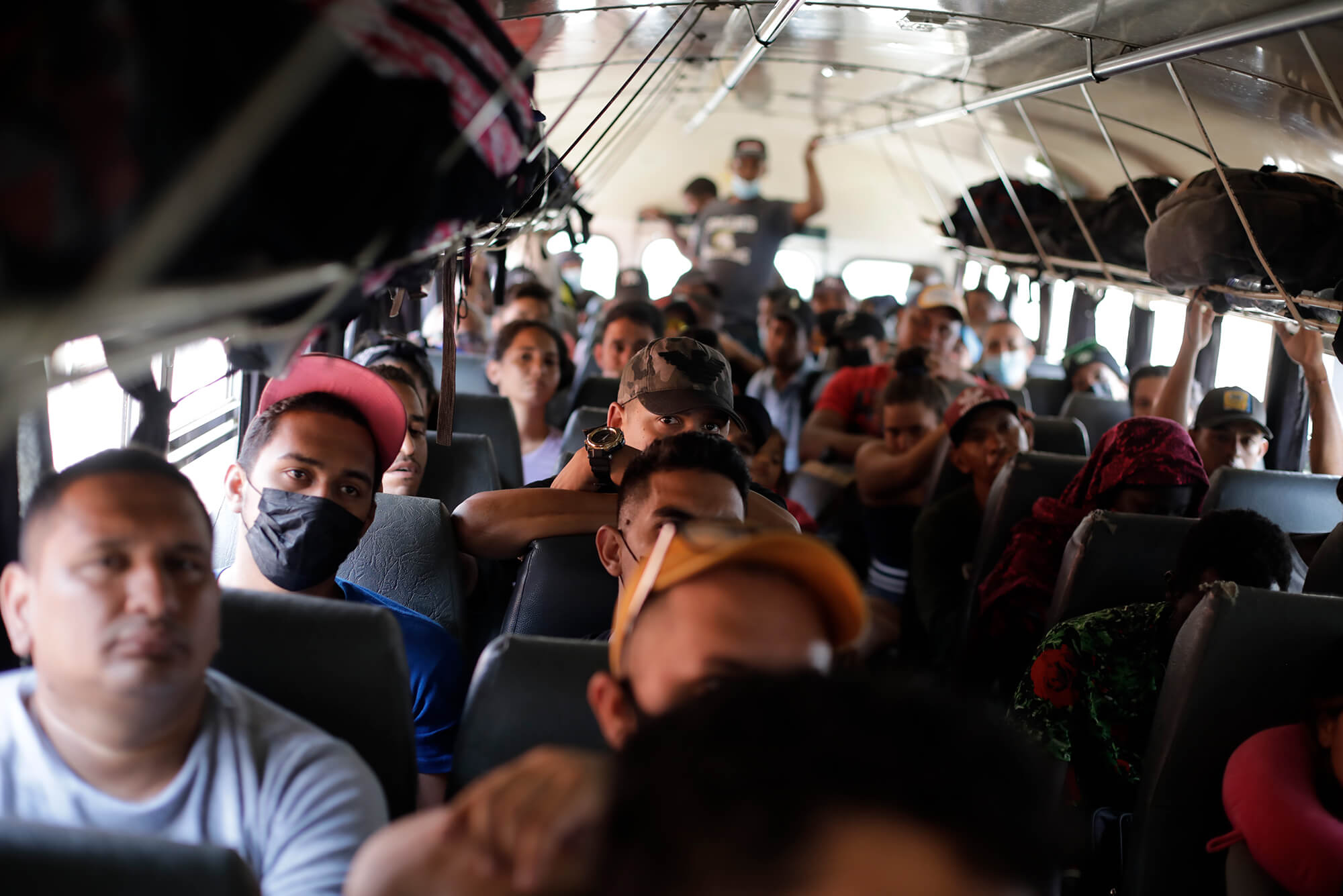 Con un alcance de 65 personas por bus, desde Trojes son trasladados a Danlí donde descansan y solicitan su salvoconducto para poder seguir su camino. Danlí, Honduras  28 abril 2022 Foto CC/ Jorge Cabrera