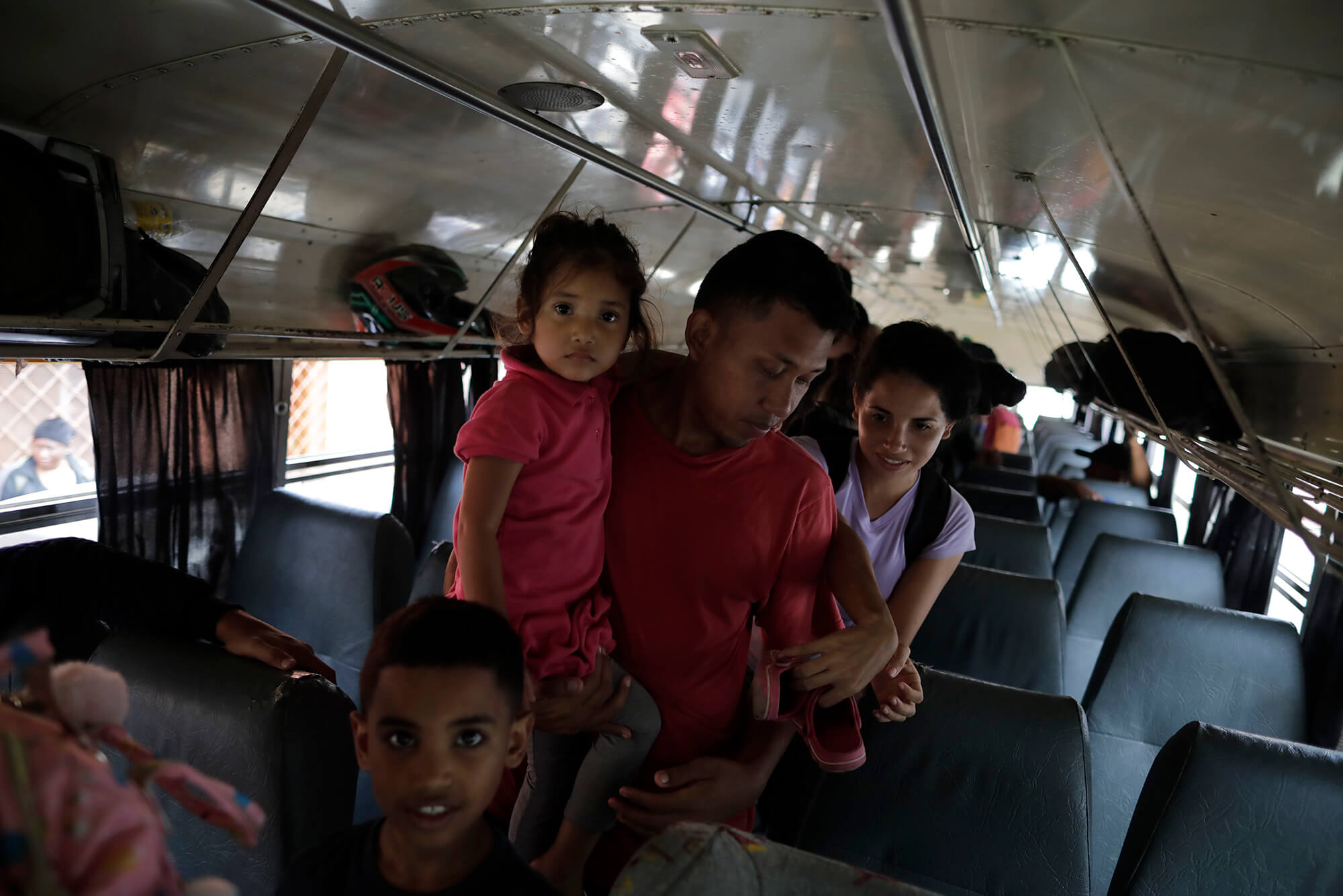 Jesús Morán y su familia bajan del bus que los llevó a Danlí, donde toman un respiro para seguir su camino luego de obtener su salvoconducto. Danlí, Honduras  28 abril 2022 Foto CC/ Jorge Cabrera
