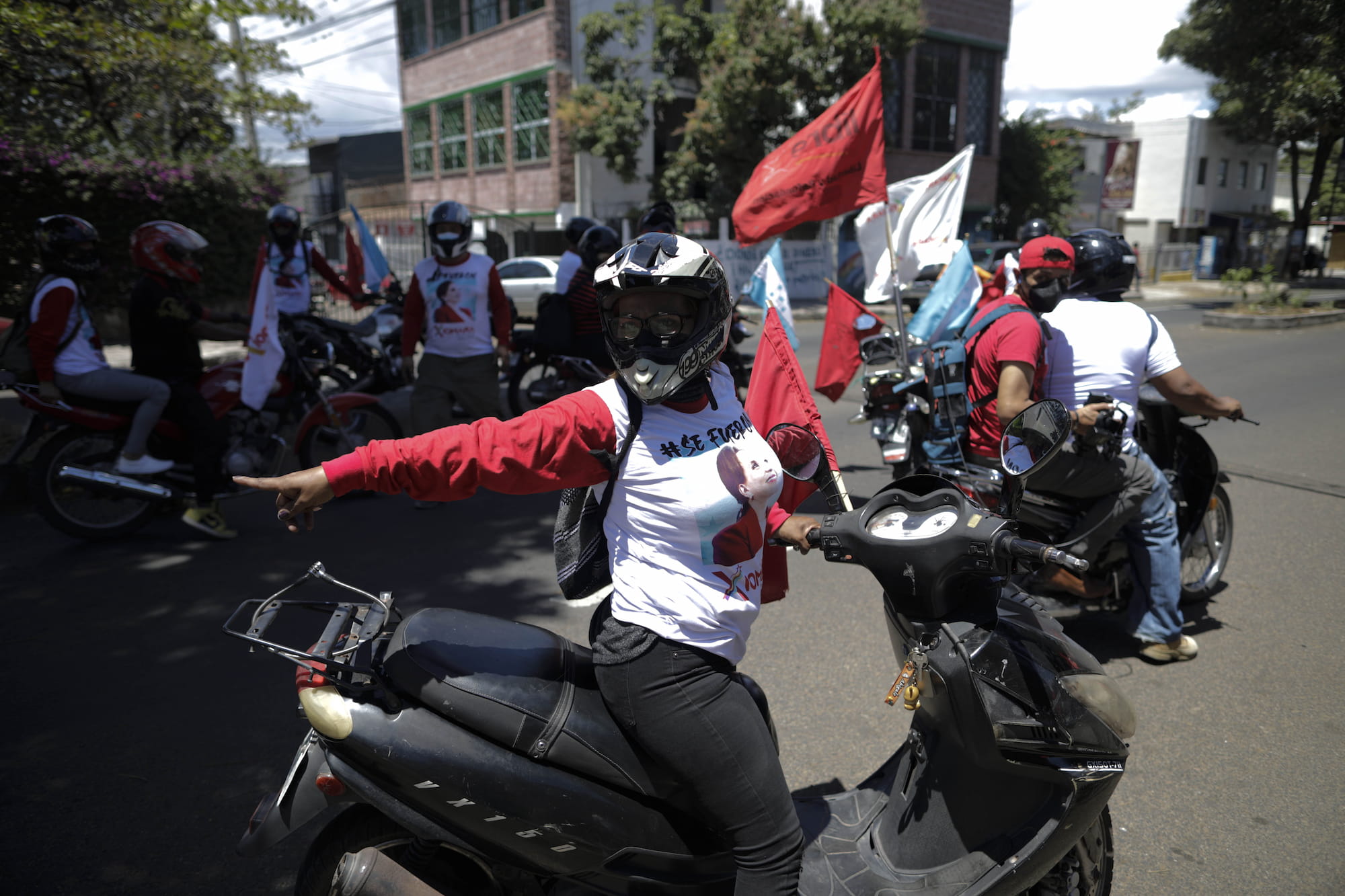 Al menos tres mujeres motociclistas hacen parte de «Los Motorizados de Xiomara Castro». Tegucigalpa, Honduras Foto CC/ Jorge Cabrera
