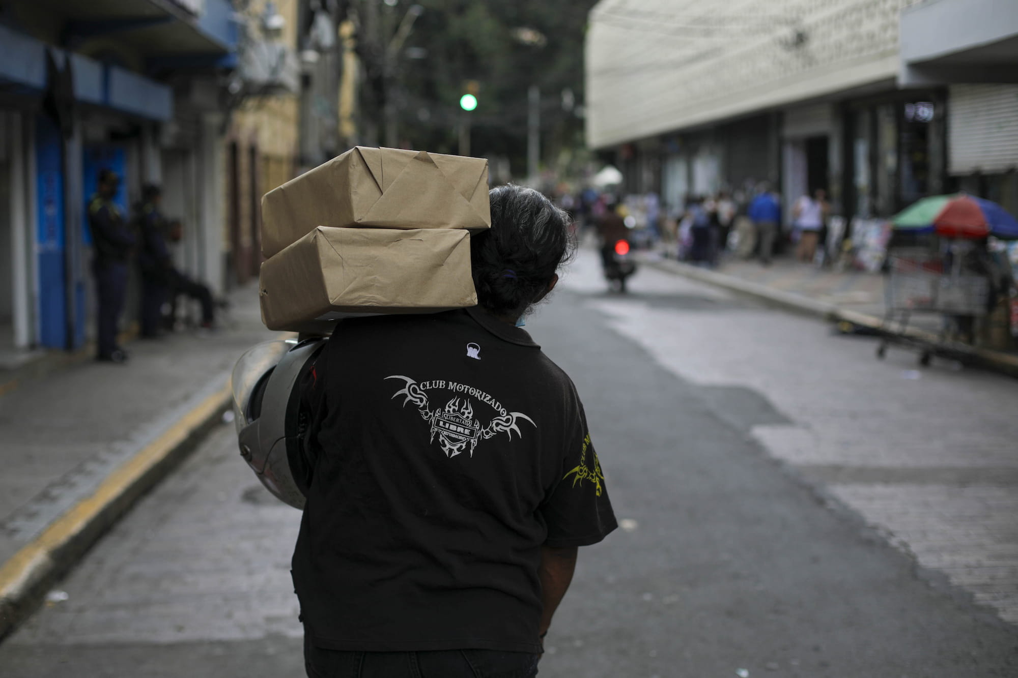 Con sus camisetas alusivas al club motorizado, los integrantes de estos grupos cargan los paquetes del periódico Poder Popular para repartirlo en el centro de Tegucigalpa, Honduras. Foto CC/ Jorge Cabrera.
