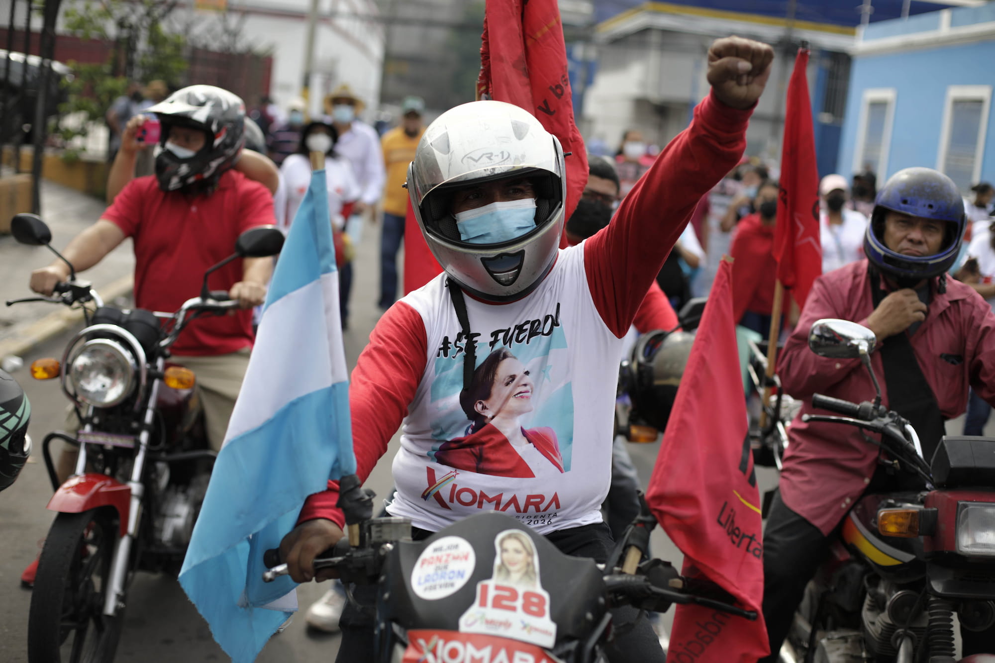 Tony Aguirre celebra su participación en las marchas del Día del Trabajador el 1 de Mayo de 2022. Tegucigalpa, Honduras. Foto CC/ Jorge Cabrera.