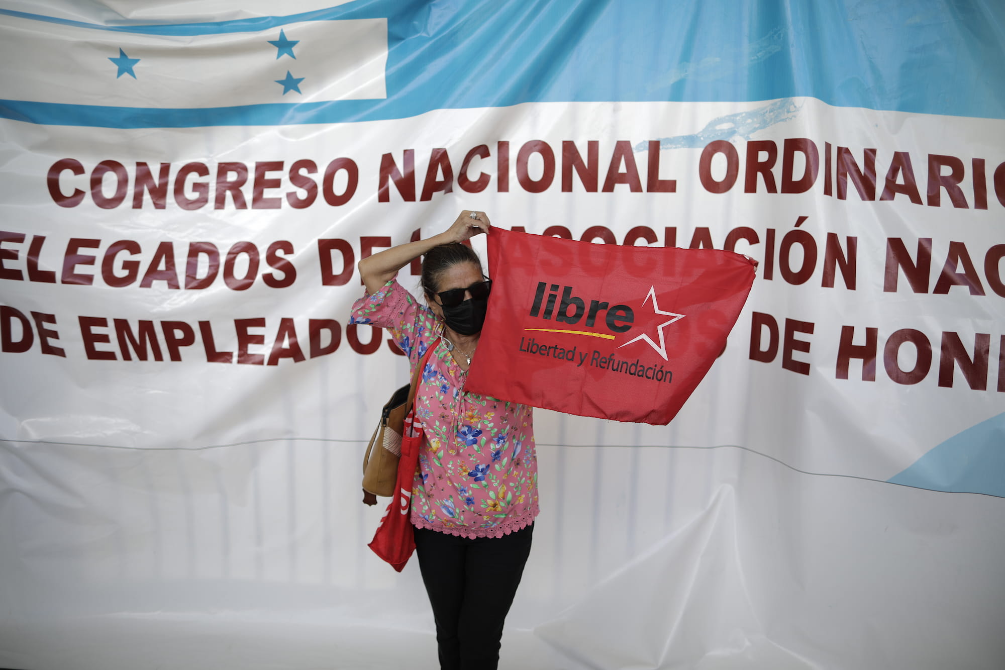 empleos en gobierno de Xiomara Castro Las bases del partido Libertad y refundación bloquean el ingreso al centro cívico gubernamental