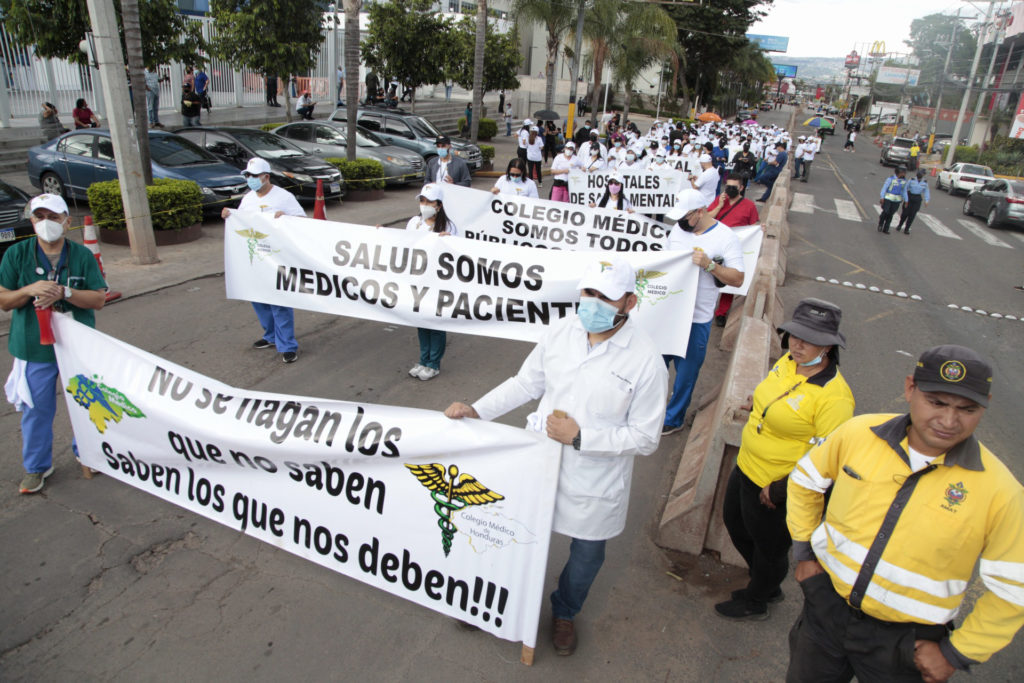 Médicos protestan en las afueras de Casa Presidencial exigiendo incrementos en el presupuesto de salud para mejorar el servicio de salud en general. Foto CC/Fernando Destephen