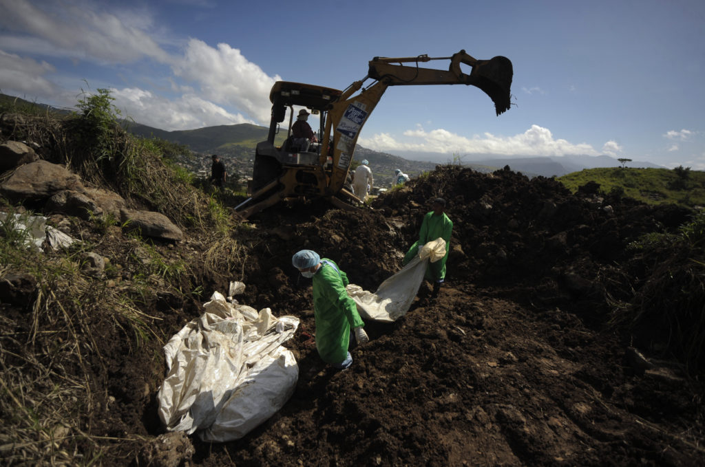 Miembros de medicina forense depositaban los cuerpos en fosas comunes en el cementerio del Divino Paraíso. Foto CC/Jorge Cabrera