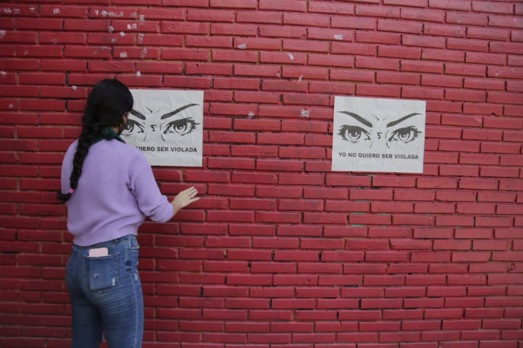 Estudiante coloca un cartel de «Yo no quiero ser violada» en una pared de la Universidad Nacional Autónoma de Honduras. FotoCC/ Fernando Destephen.